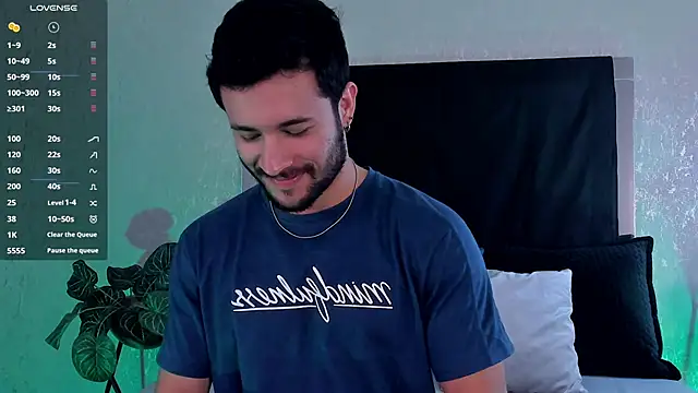 Snapshot of Valentinoford chatting on December 10, 5:17 am Valentinoford online show from December 10, 5:17 am
