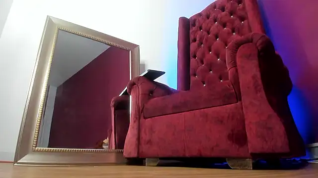 Snapshot of Sarah_Mistress_ chatting on December 4, 3:21 pm Sarah Mistress online show from December 4, 3:21 pm