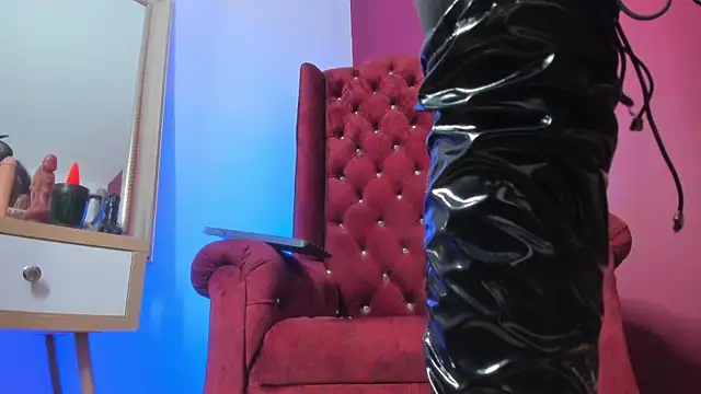 Snapshot of Sarah_Mistress_ chatting on December 26, 11:57 pm Sarah Mistress online show from December 26, 11:57 pm