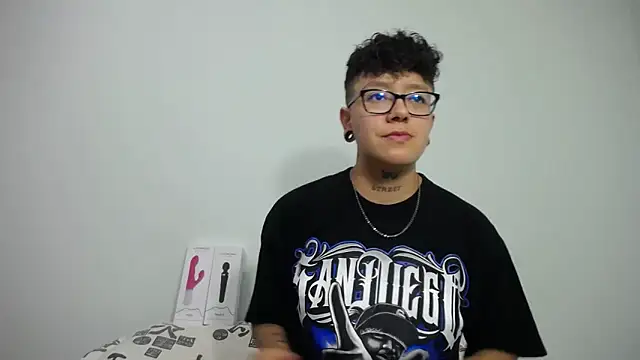 Snapshot of alex_noa chatting on February 10, 5:52 pm alex noa online show from February 10, 5:52 pm