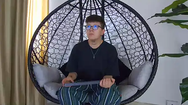 Snapshot of alex_noa chatting on October 25, 7:19 pm alex noa online show from October 25, 7:19 pm