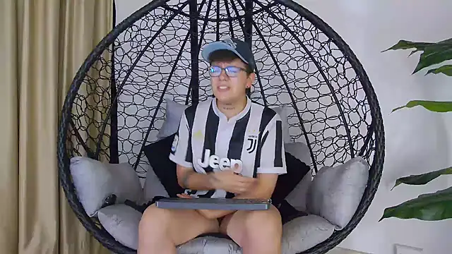 Snapshot of alex_noa chatting on November 4, 6:18 pm alex noa online show from November 4, 6:18 pm