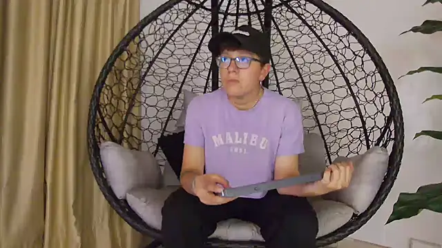 Snapshot of alex_noa chatting on November 11, 7:25 pm alex noa online show from November 11, 7:25 pm