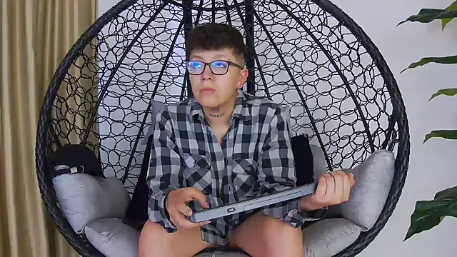 Snapshot of alex_noa chatting on November 13, 7:13 pm alex noa online show from November 13, 7:13 pm