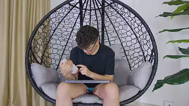 Snapshot of alex_noa chatting on November 19, 7:25 pm alex noa online show from November 19, 7:25 pm