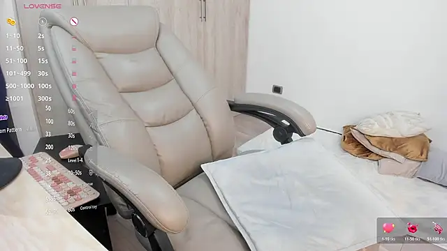 Snapshot of _miamadison chatting on February 21, 3:29 am miamadison online show from February 21, 3:29 am