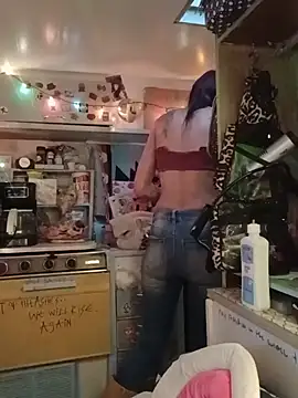 whitetrashdirtyslut online show from May 19, 1:39 pm