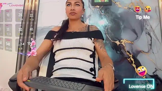 Snapshot of khiara_moretti chatting on April 24, 11:23 am khiara moretti online show from April 24, 11:23 am