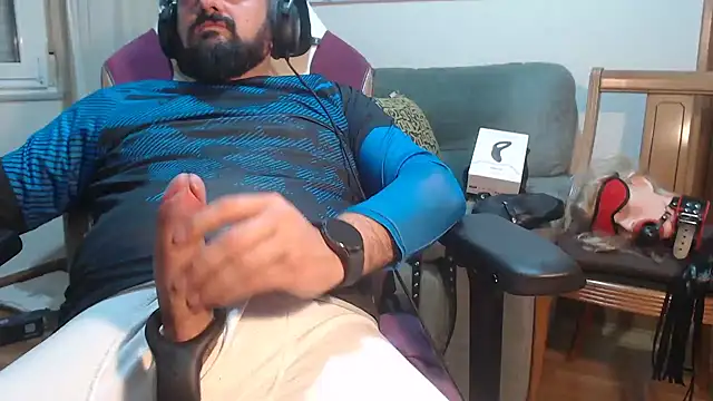 Snapshot of master4subslut chatting on December 14, 2:28 am master4subslut online show from December 14, 2:28 am