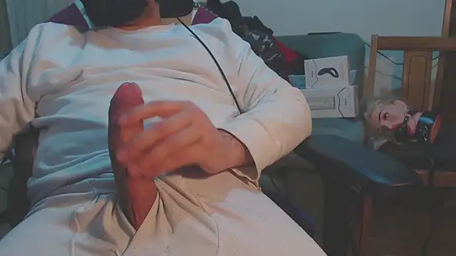 Snapshot of master4subslut chatting on January 6, 12:25 am master4subslut online show from January 6, 12:25 am