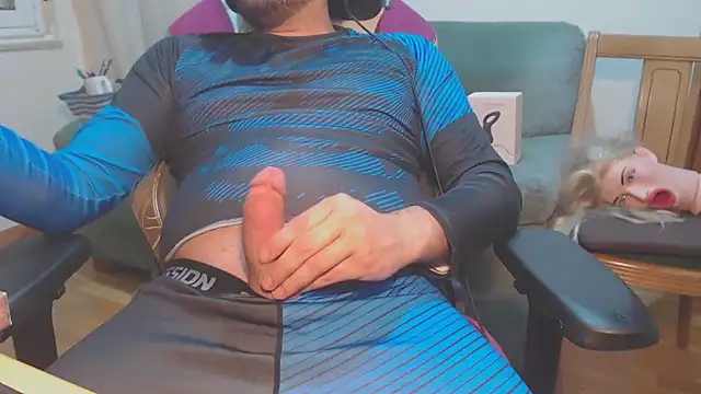 Snapshot of master4subslut chatting on April 1, 12:22 am master4subslut online show from April 1, 12:22 am