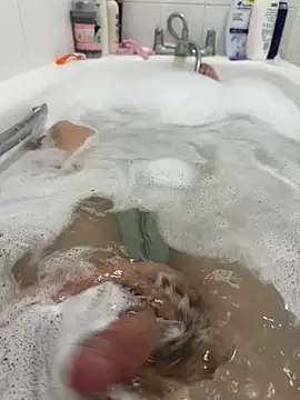 Snapshot of Shybutcurious101 chatting on April 4, 6:38 pm Shybutcurious101 online show from April 4, 6:38 pm