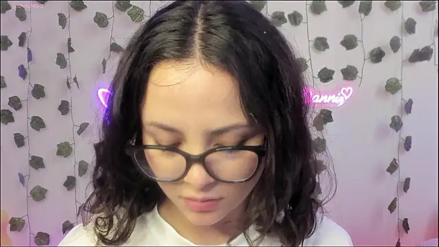 Megan Rodrigo online show from December 6, 7:01 pm