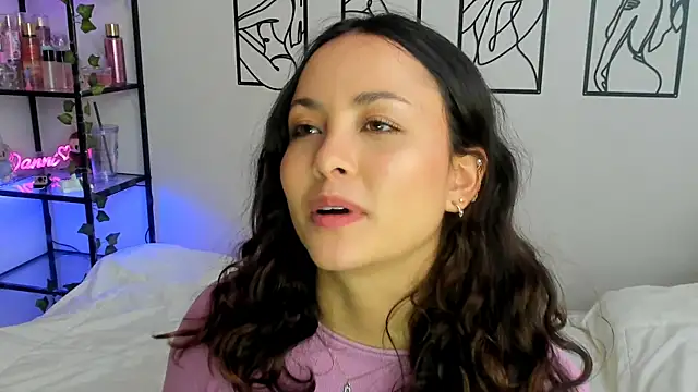 Snapshot of Megan_Rodrigo chatting on September 28, 8:03 pm Megan Rodrigo online show from September 28, 8:03 pm