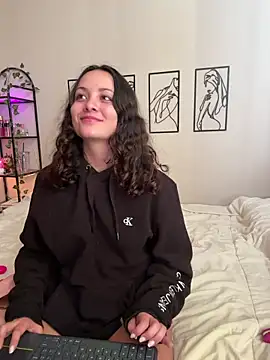 Snapshot of Megan_Rodrigo chatting on November 11, 7:14 pm Megan Rodrigo online show from November 11, 7:14 pm