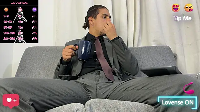 Snapshot of Tom_blunt96 chatting on February 25, 8:24 am Tom blunt96 online show from February 25, 8:24 am