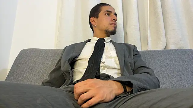 Snapshot of Tom_blunt96 chatting on February 28, 8:48 am Tom blunt96 online show from February 28, 8:48 am