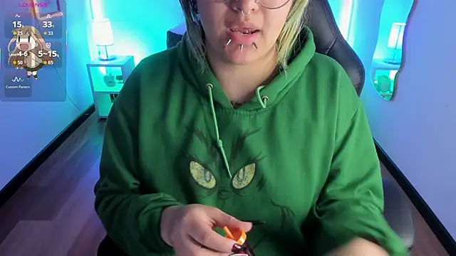 lucky-leah online show from October 22, 4:02 am