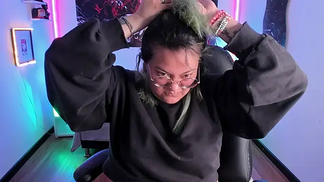 lucky-leah online show from November 14, 4:44 am