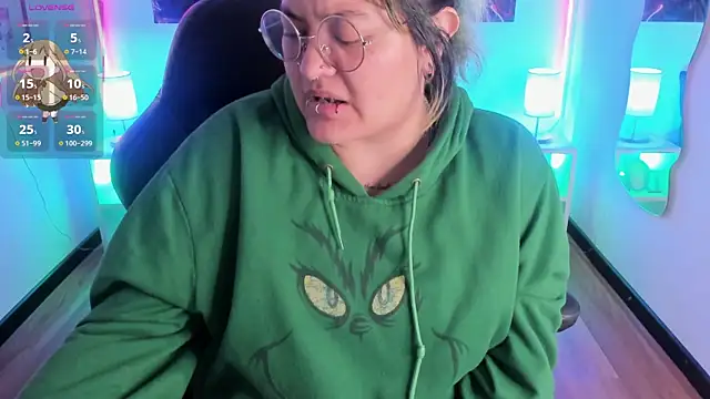 lucky-leah online show from December 3, 4:09 am