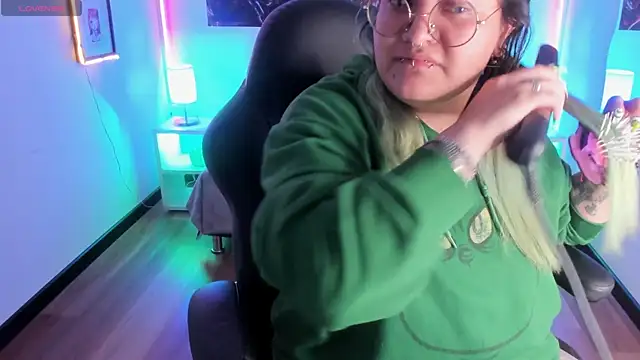 lucky-leah online show from December 20, 4:19 am