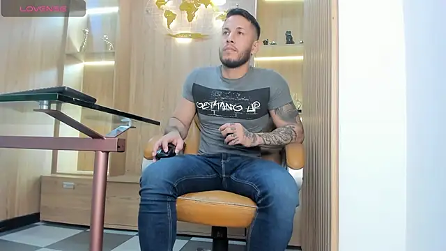 Snapshot of George_Diesell chatting on December 12, 7:59 pm George Diesell online show from December 12, 7:59 pm