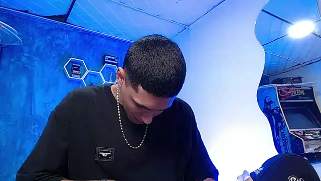 Liam lee online show from December 13, 4:38 pm