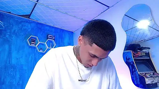 Liam lee online show from December 28, 3:37 pm