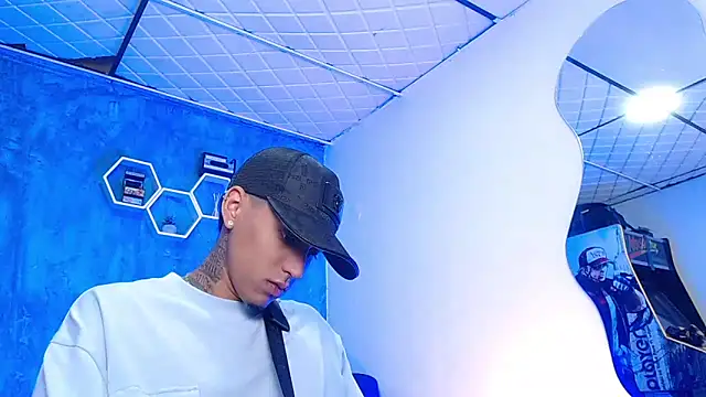 Liam lee online show from February 25, 4:21 pm