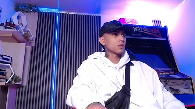 Liam lee online show from March 8, 1:03 pm