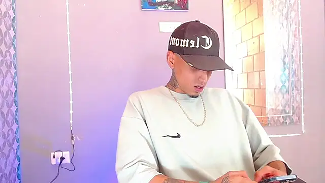 Snapshot of Liam_lee chatting on June 17, 8:54 pm Liam lee online show from June 17, 8:54 pm
