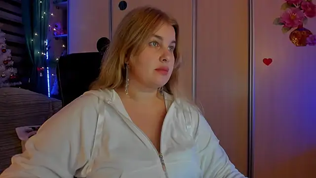 CoraSwon online show from December 22, 9:12 pm