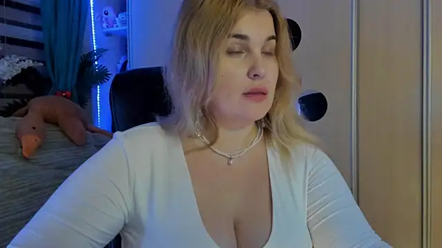 CoraSwon online show from February 16, 7:32 pm