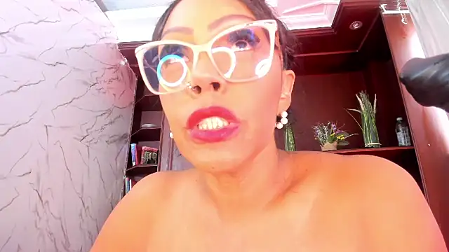 AmberNix online show from March 7, 8:00 pm