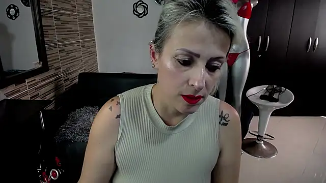 Emma Rizzoo online show from February 6, 7:40 pm