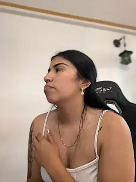 Snapshot of SaritaHot_69 chatting on December 11, 3:37 pm SaritaHot 69 online show from December 11, 3:37 pm