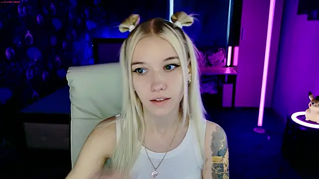 Snapshot of ShhhO_O chatting on October 29, 8:38 am ShhhO O online show from October 29, 8:38 am