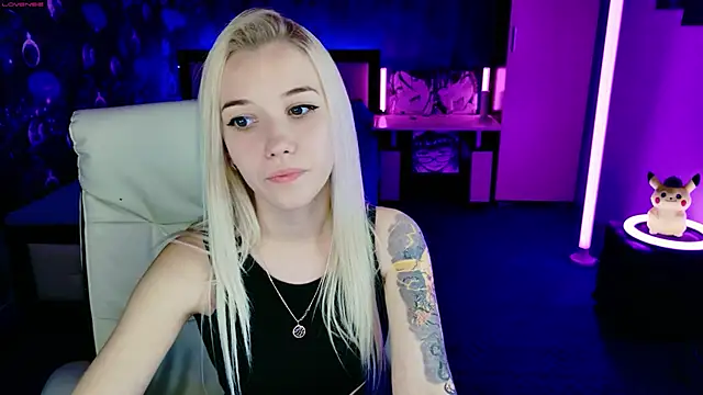 Snapshot of ShhhO_O chatting on November 6, 3:02 pm ShhhO O online show from November 6, 3:02 pm