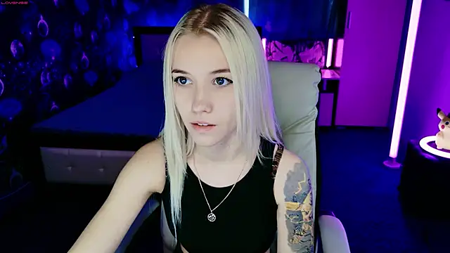 Snapshot of ShhhO_O chatting on November 7, 11:10 am ShhhO O online show from November 7, 11:10 am