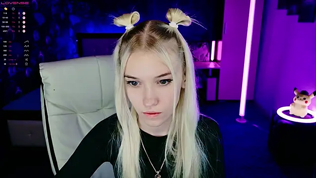 Snapshot of ShhhO_O chatting on November 21, 4:38 pm ShhhO O online show from November 21, 4:38 pm