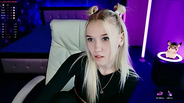 Snapshot of ShhhO_O chatting on November 27, 1:02 pm ShhhO O online show from November 27, 1:02 pm