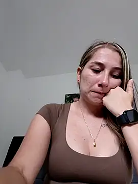 Snapshot of Iris_love18 chatting on February 15, 8:27 pm Iris love18 online show from February 15, 8:27 pm