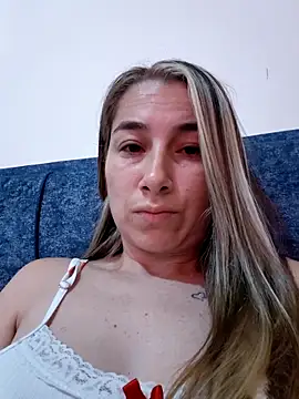 Snapshot of Iris_love18 chatting on February 18, 12:45 pm Iris love18 online show from February 18, 12:45 pm