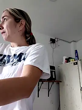 Snapshot of Iris_love18 chatting on February 24, 3:21 pm Iris love18 online show from February 24, 3:21 pm