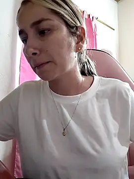 Snapshot of Iris_love18 chatting on March 5, 11:01 pm Iris love18 online show from March 5, 11:01 pm