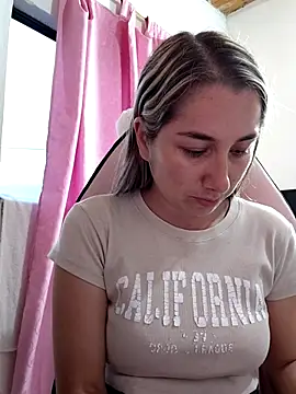 Snapshot of Iris_love18 chatting on March 29, 11:05 pm Iris love18 online show from March 29, 11:05 pm