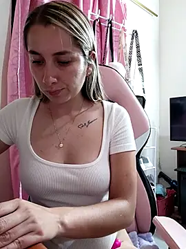 Snapshot of Iris_love18 chatting on April 5, 3:36 am Iris love18 online show from April 5, 3:36 am