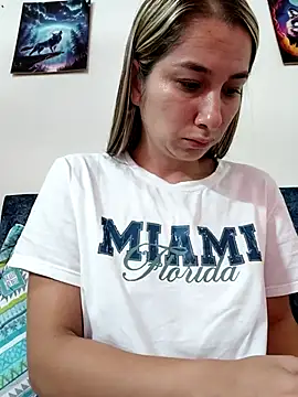 Snapshot of Iris_love18 chatting on April 27, 2:37 pm Iris love18 online show from April 27, 2:37 pm