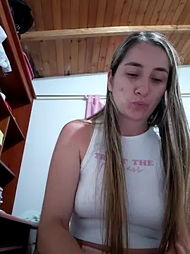 Snapshot of Iris_love18 chatting on June 8, 2:01 am Iris love18 online show from June 8, 2:01 am