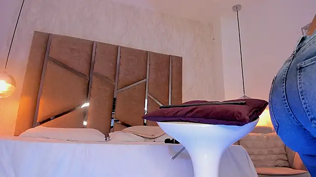 Martinaa Jones  online show from September 11, 7:25 pm